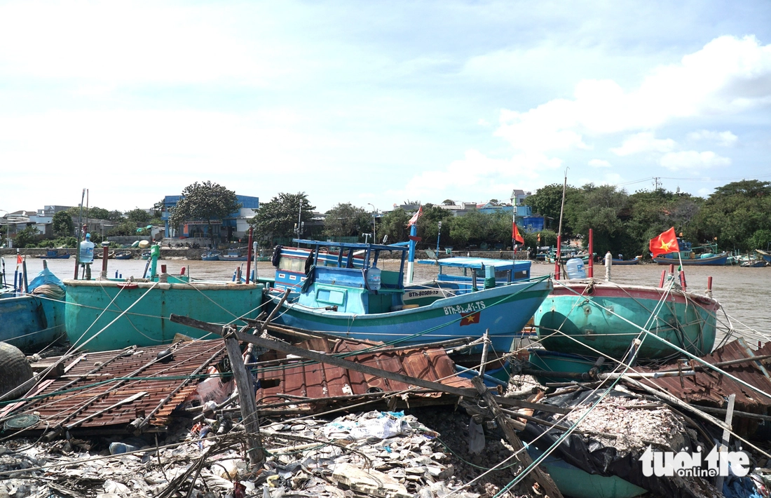 Ngư dân xót xa trục vớt tàu cá chìm ở cửa biển Liên Hương sau lũ - Ảnh 9.