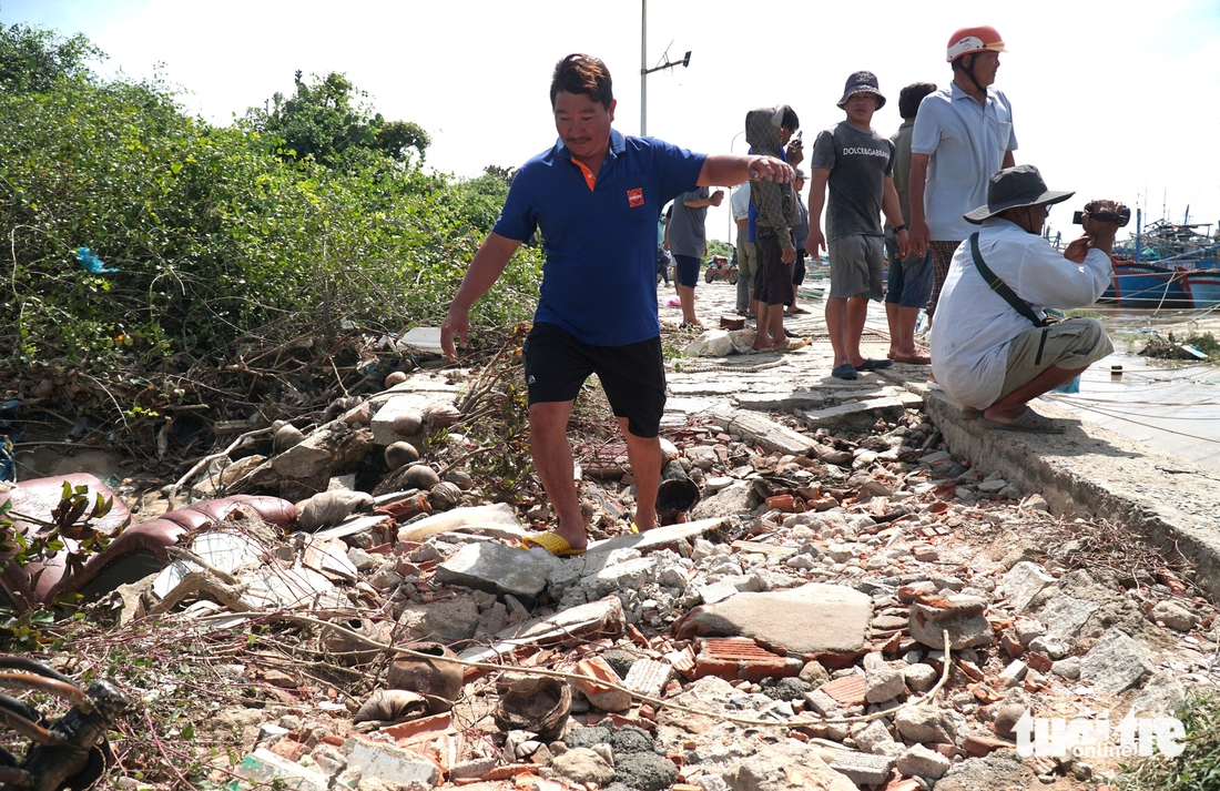 Ngư dân xót xa trục vớt tàu cá chìm ở cửa biển Liên Hương sau lũ - Ảnh 10.