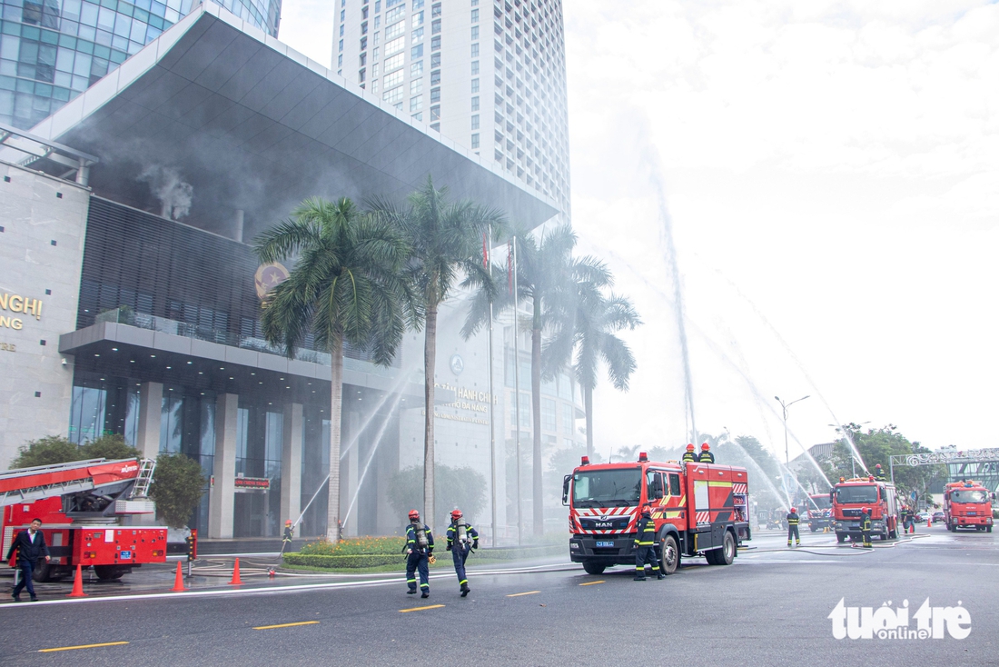 Hàng trăm người diễn tập chữa cháy tại Trung tâm hành chính Đà Nẵng - Ảnh 1.