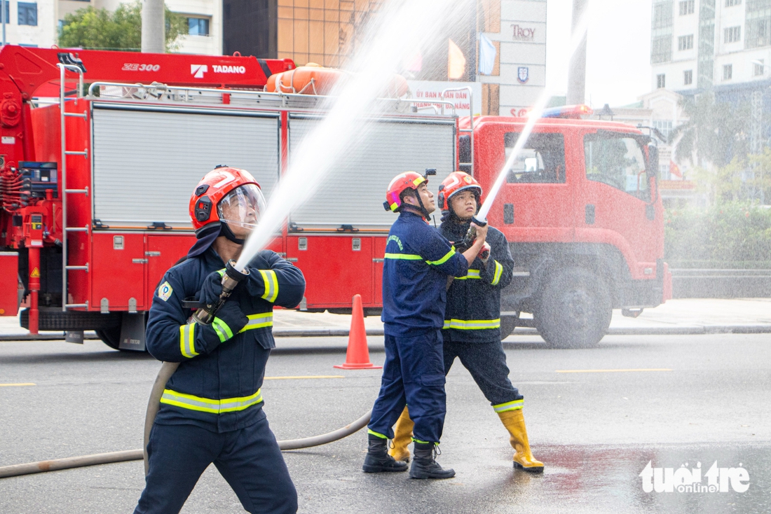 Hàng trăm người diễn tập chữa cháy tại Trung tâm hành chính Đà Nẵng - Ảnh 2.
