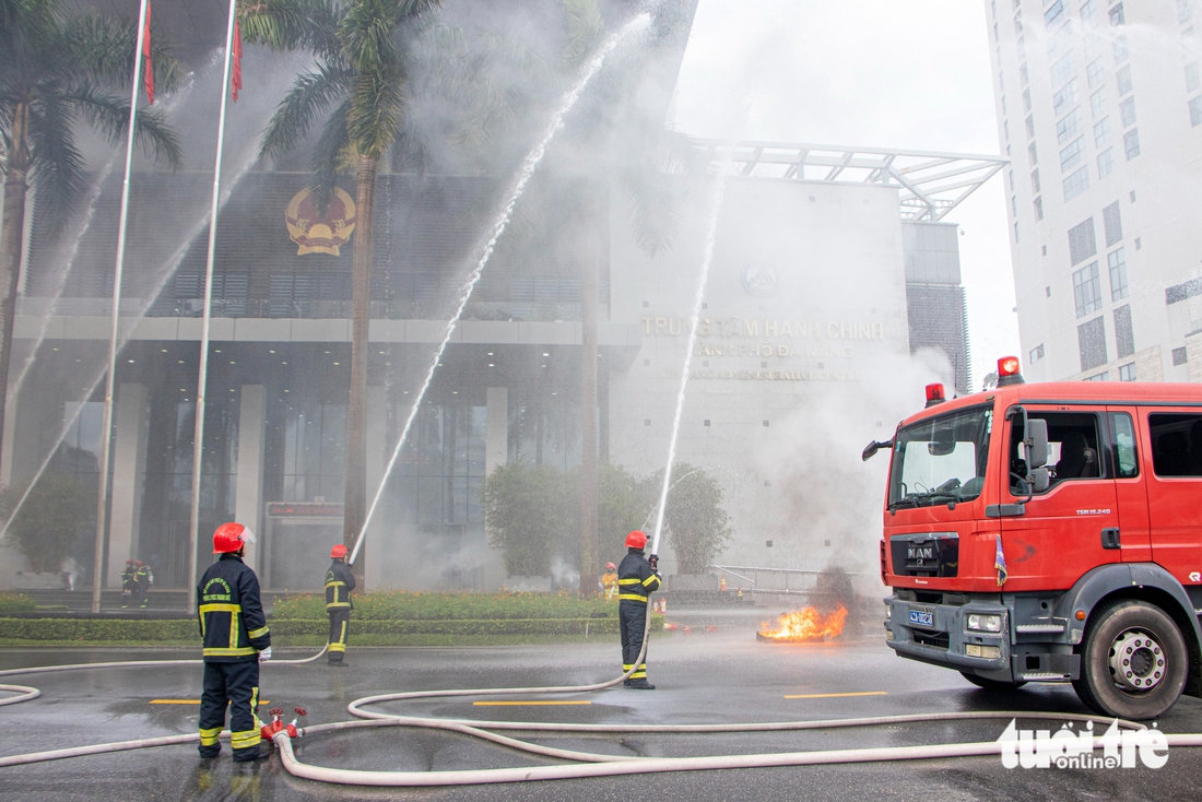 Hàng trăm người diễn tập chữa cháy tại Trung tâm hành chính Đà Nẵng - Ảnh 3.