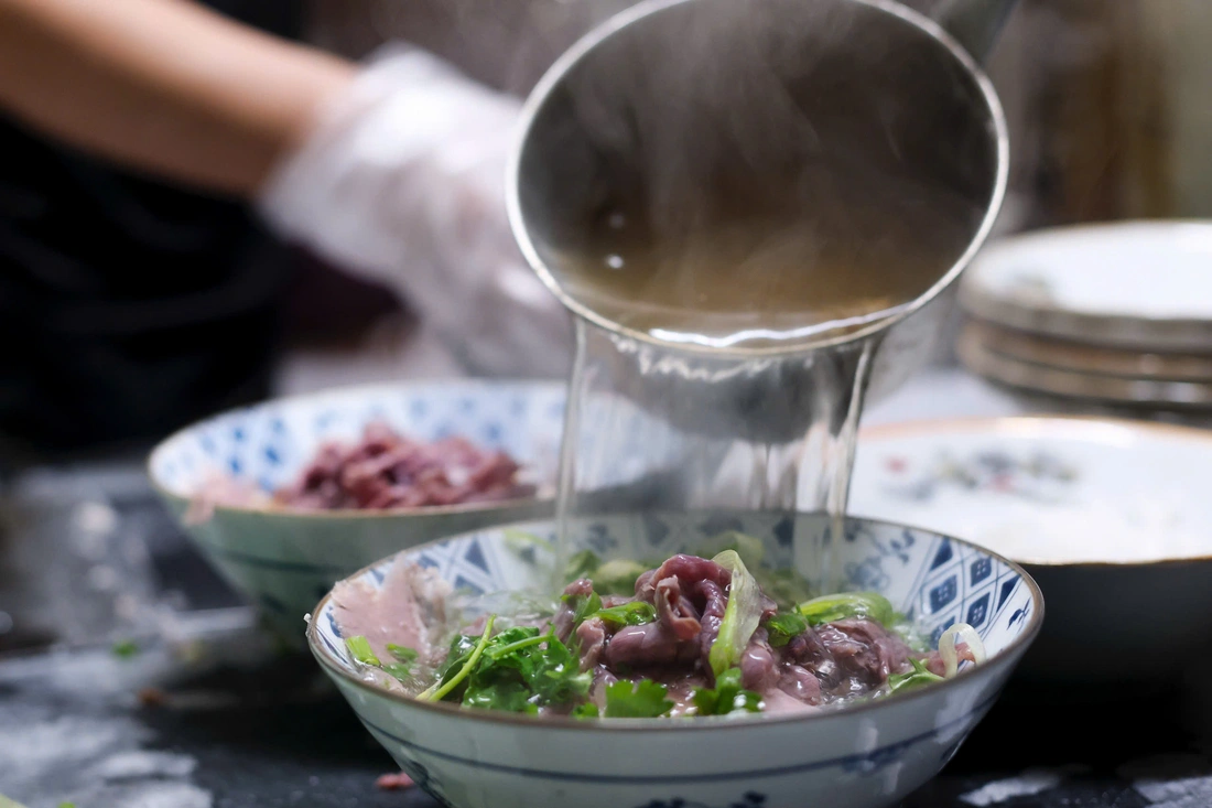 Những ngày cuối cùng của Phở Thìn Bờ Hồ trước khi phải di dời - Ảnh 7.