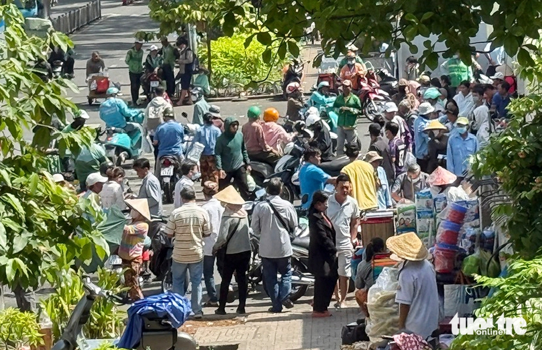 Hàng rong, xe ôm tái lấn chiếm, bủa vây cổng bệnh viện - Ảnh 1.