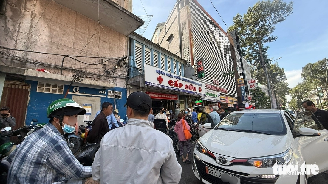Hàng rong, xe ôm tái lấn chiếm, bủa vây cổng bệnh viện - Ảnh 2.