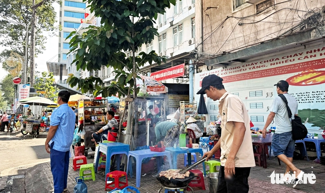 Hàng rong, xe ôm tái lấn chiếm, bủa vây cổng bệnh viện - Ảnh 3.