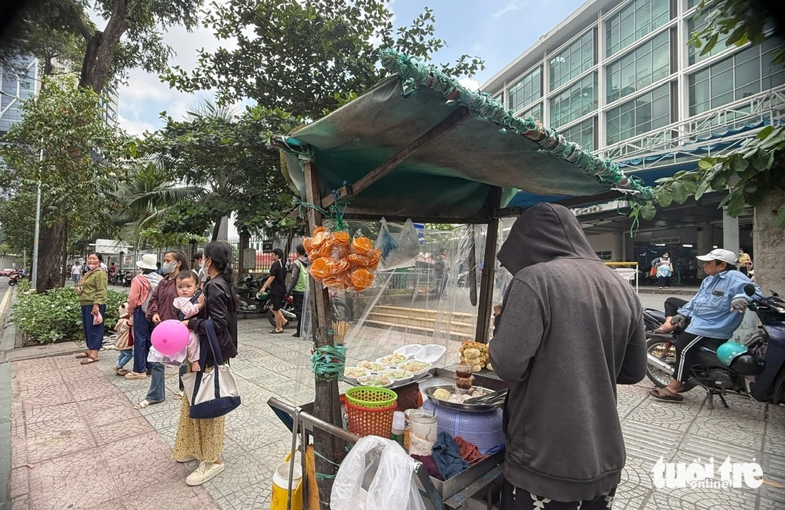 Hàng rong, xe ôm tái lấn chiếm, bủa vây cổng bệnh viện - Ảnh 4.