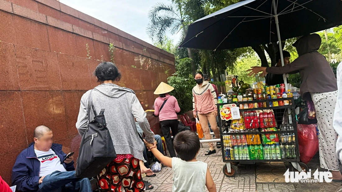 Hàng rong, xe ôm tái lấn chiếm, bủa vây cổng bệnh viện - Ảnh 6.