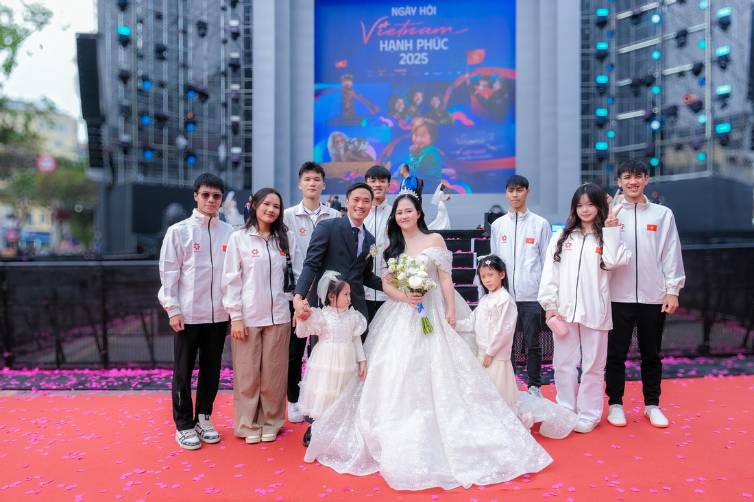 'Yêu là cùng nhau nhìn về một hướng, không để giận nhau quá 3 ngày' - Ảnh 2. Bí quyết hạnh phúc: 'Yêu là cùng nhau nhìn về một hướng, không để giận nhau quá 3 ngày' - Ảnh 2.