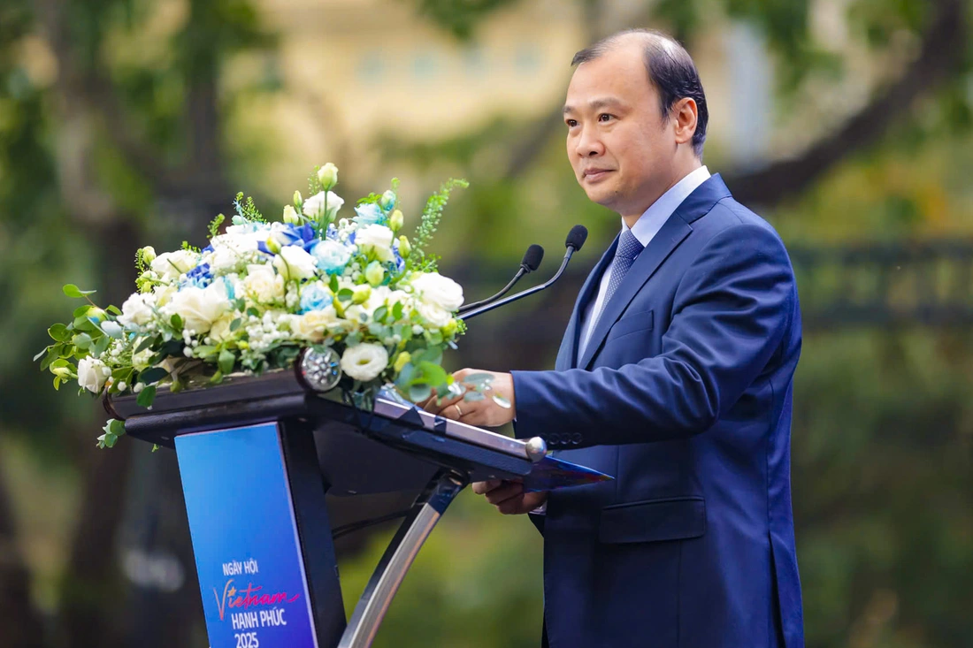 'Yêu là cùng nhau nhìn về một hướng, không để giận nhau quá 3 ngày' - Ảnh 1. Bí quyết hạnh phúc: 'Yêu là cùng nhau nhìn về một hướng, không để giận nhau quá 3 ngày' - Ảnh 1.