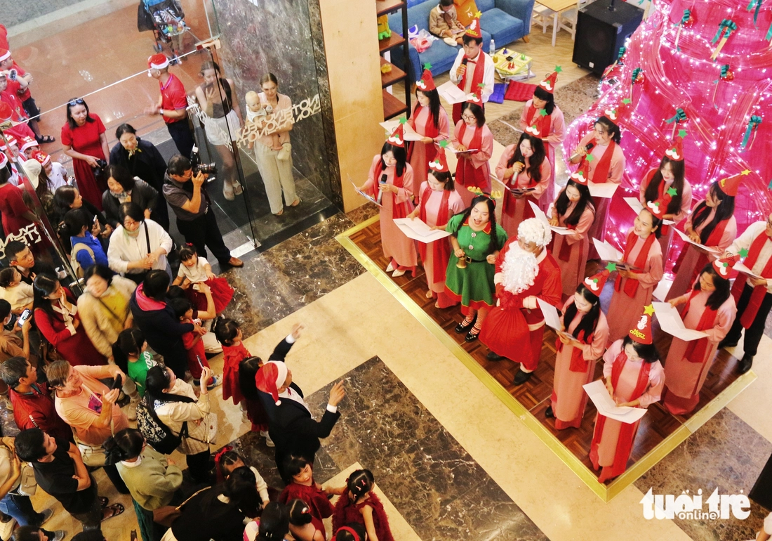 Gây quỹ hỗ trợ trẻ em khuyết tật, thiệt hại mưa lũ, Giáng sinh Nha Trang thêm ấm áp - Ảnh 2.