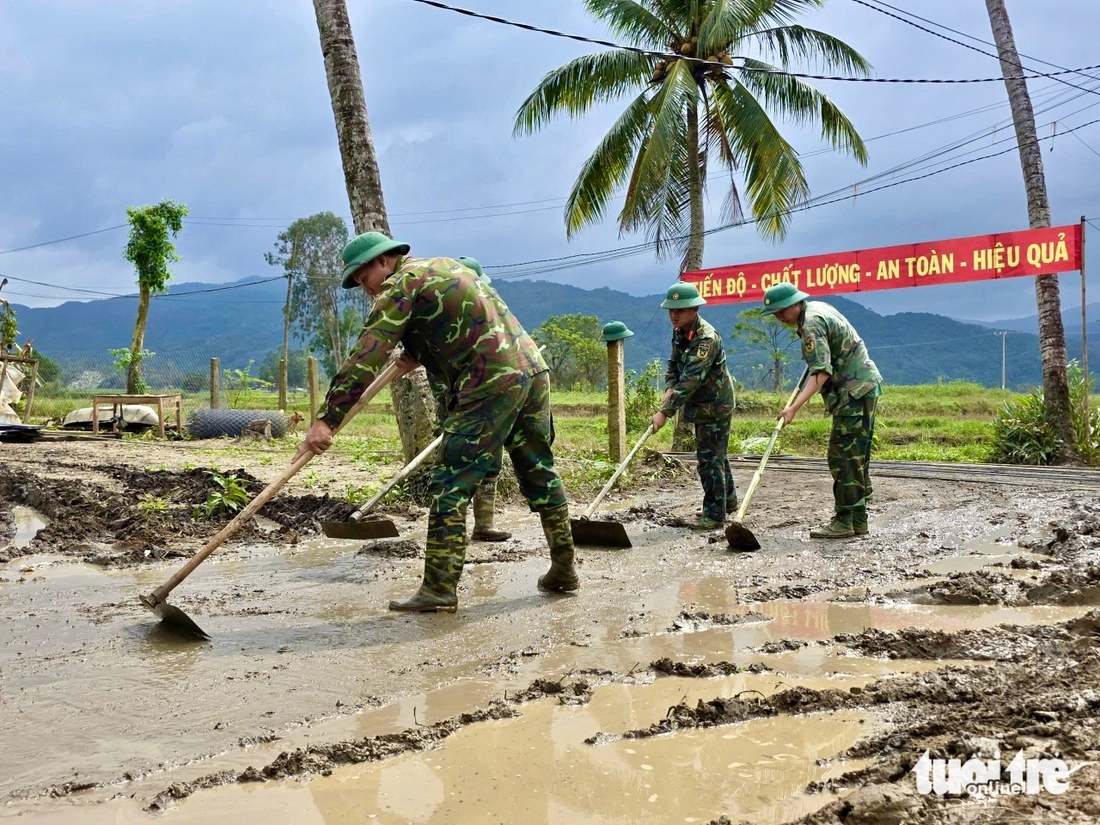 Bộ đội xuyên đêm xây nhà cho dân vùng lũ Phú Yên - Ảnh 14.