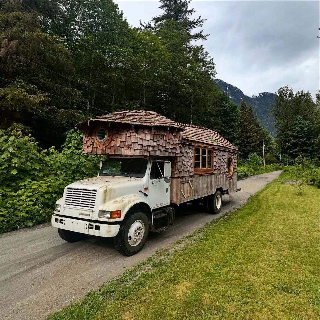 Nhà di động độc đáo người khó mua nhà sẽ thích: Chi phí chỉ ngang Mazda CX-5, như nhà cổ giữa rừng - Ảnh 2.