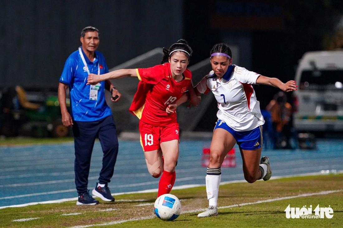 Các cô gái Việt Nam trong vòng vây những 'người khổng lồ' Philippines - Ảnh 9.