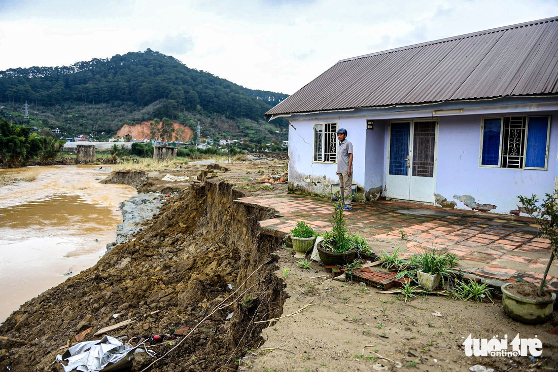 Sau lũ, nhiều nhà dân ở Đa Nhim chực chờ đổ xuống sông - Ảnh 2.