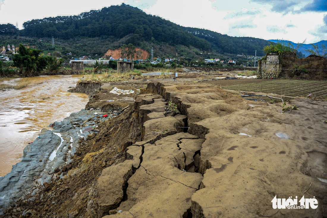 Sau lũ, nhiều nhà dân ở Đa Nhim chực chờ đổ xuống sông - Ảnh 4.