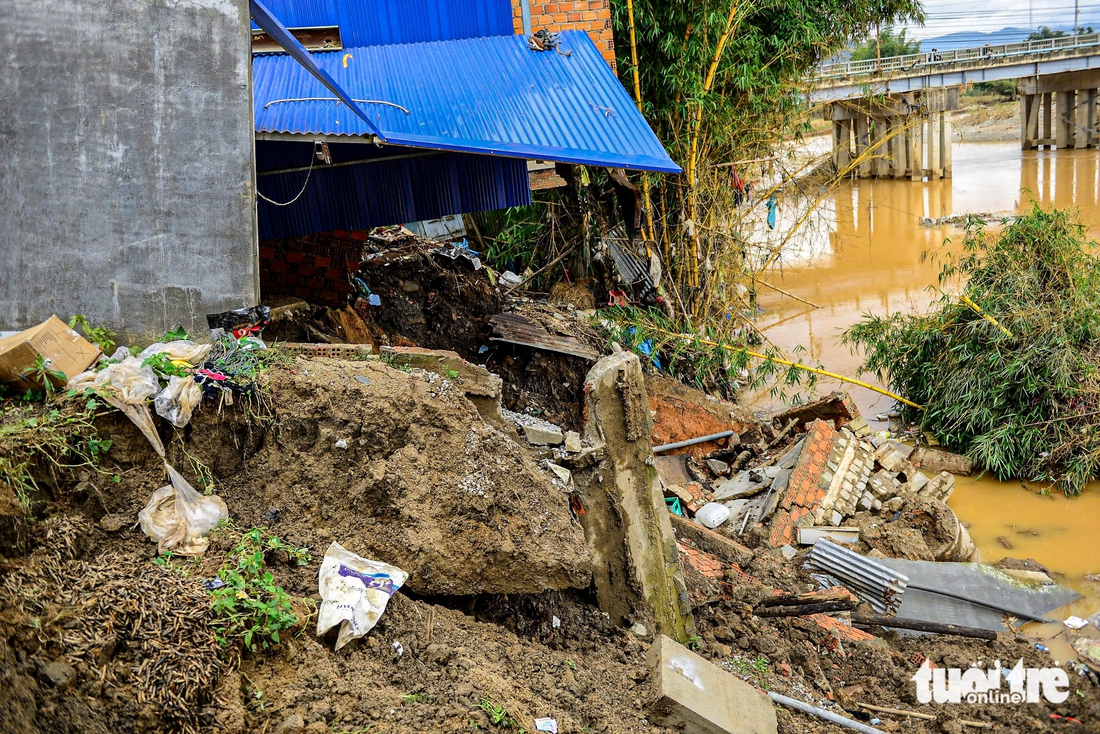 Sau lũ, nhiều nhà dân ở Đa Nhim chực chờ đổ xuống sông - Ảnh 5.