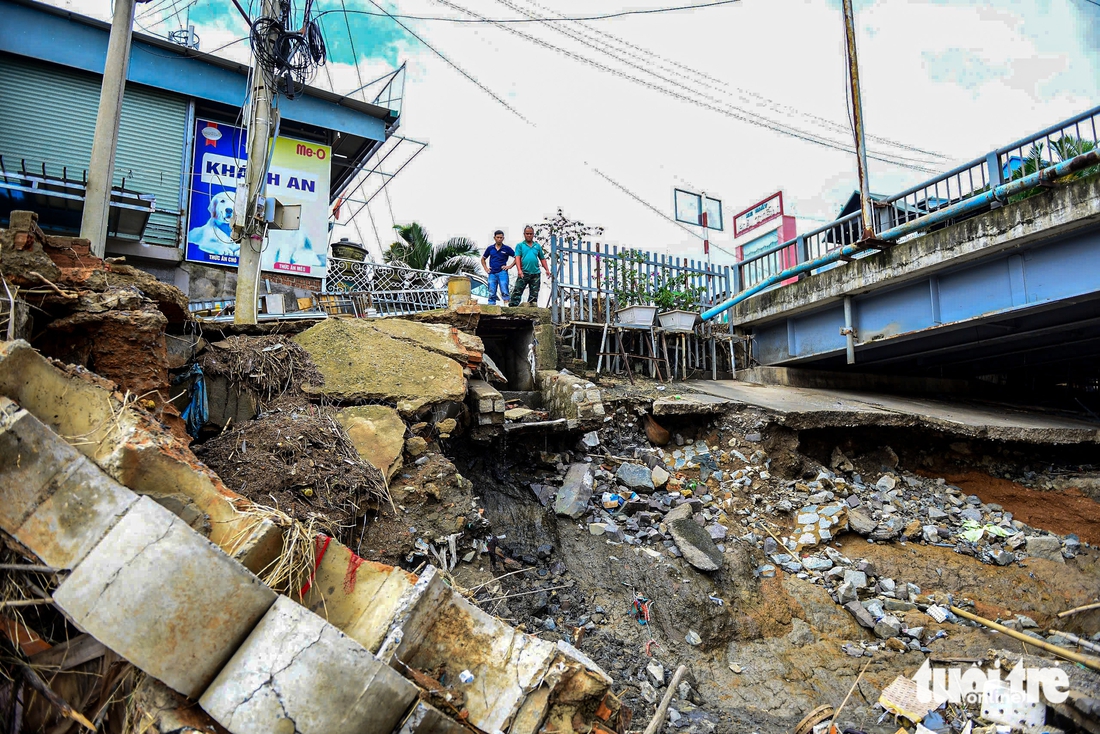Sau lũ, nhiều nhà dân ở Đa Nhim chực chờ đổ xuống sông - Ảnh 6.
