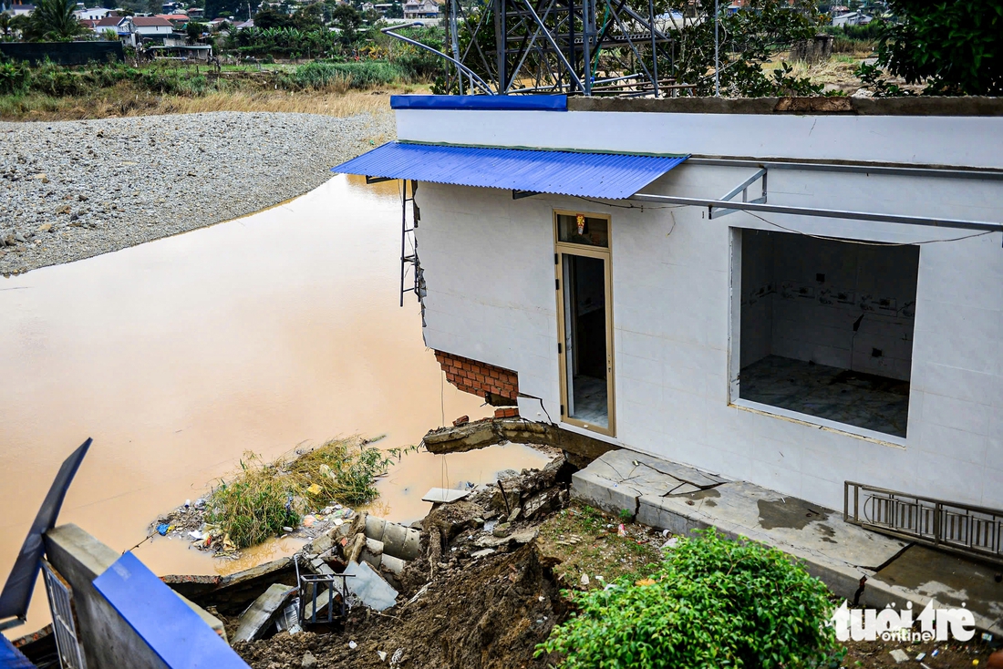 Sau lũ, nhiều nhà dân ở Đa Nhim chực chờ đổ xuống sông - Ảnh 7.