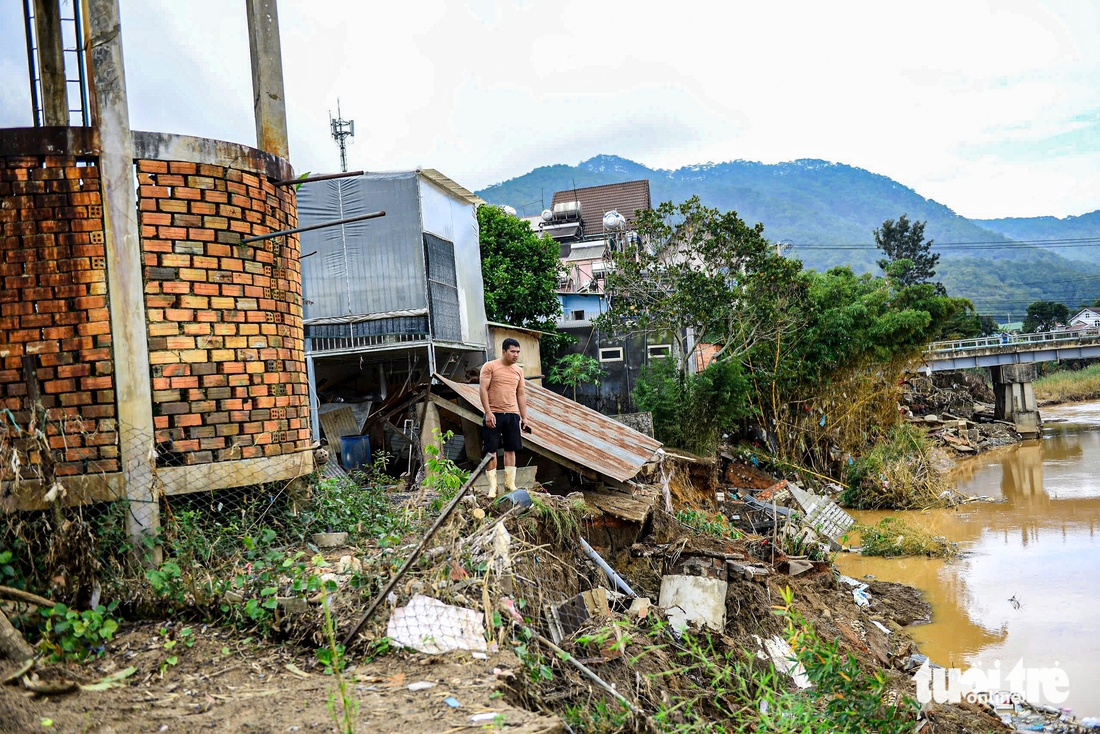 Sau lũ, nhiều nhà dân ở Đa Nhim chực chờ đổ xuống sông - Ảnh 8.