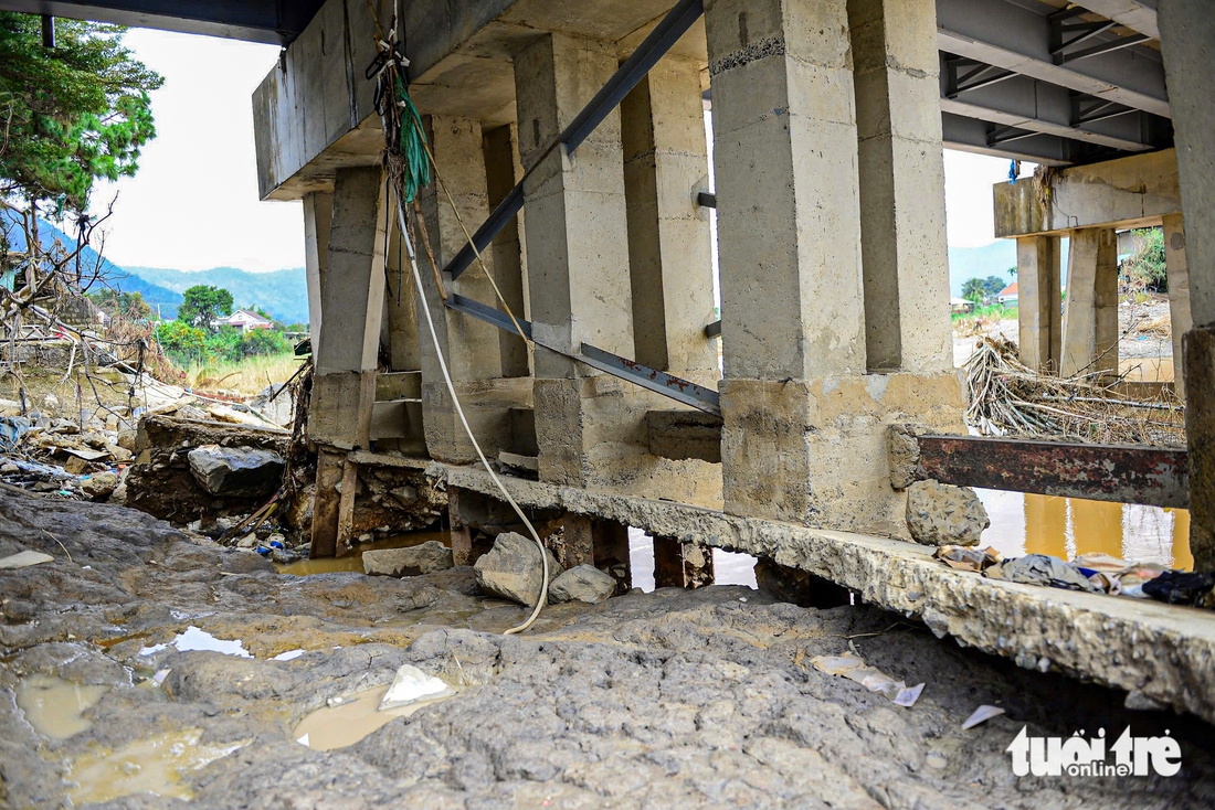 Sau lũ, nhiều nhà dân ở Đa Nhim chực chờ đổ xuống sông - Ảnh 9.