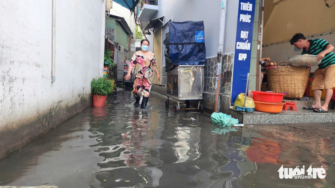 Hẻm 45 Lê Cơ, quận Bình Tân ngập lênh láng sau cơn mưa trái mùa - Ảnh 1.