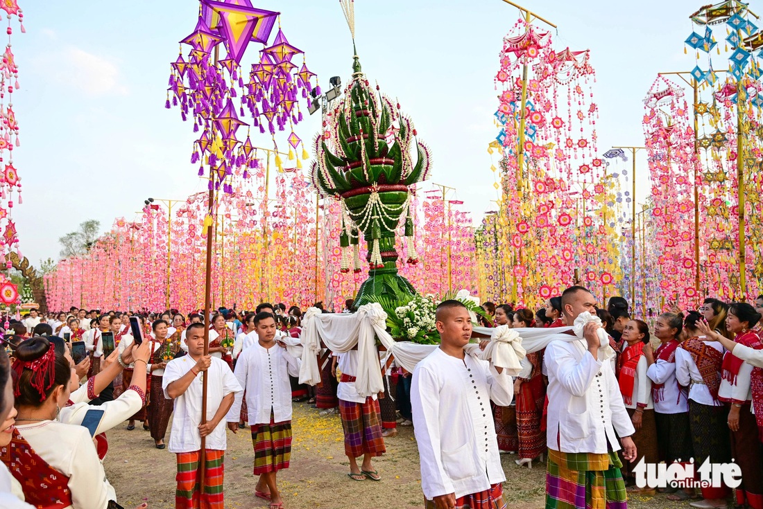 'Biển thung' ở lễ hội Makha Mucha - Thung Isan đông bắc Thái Lan - Ảnh 3.