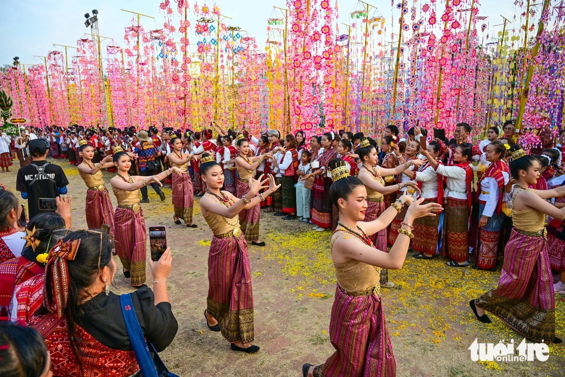 'Biển thung' ở lễ hội Makha Mucha - Thung Isan đông bắc Thái Lan - Ảnh 5.