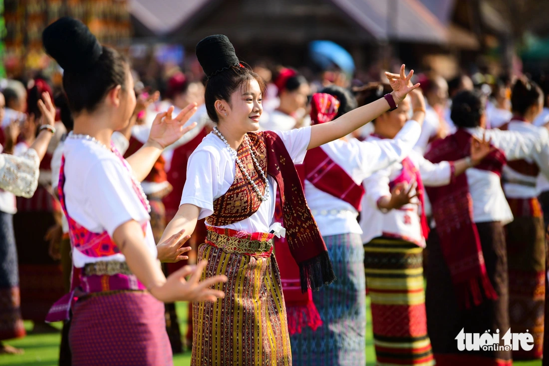 'Biển thung' ở lễ hội Makha Mucha - Thung Isan đông bắc Thái Lan - Ảnh 9.