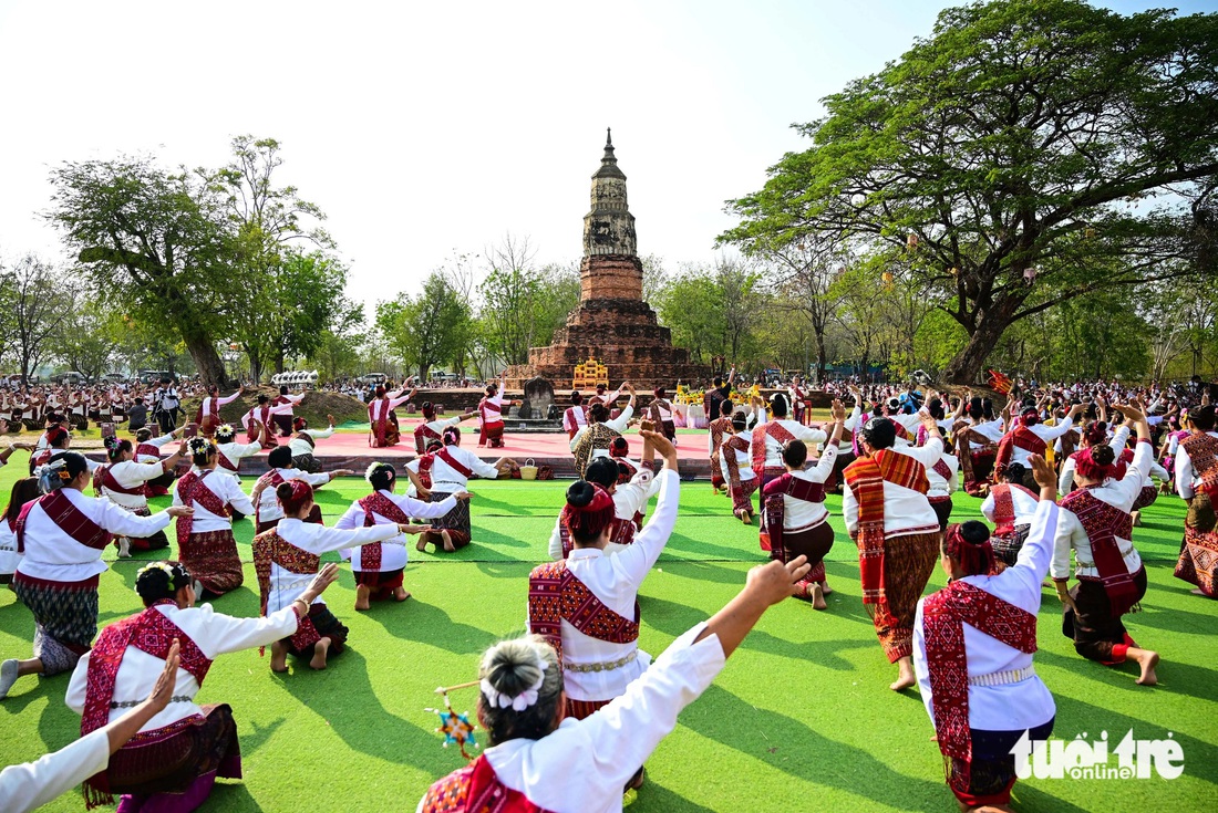 'Biển thung' ở lễ hội Makha Mucha - Thung Isan đông bắc Thái Lan - Ảnh 15.