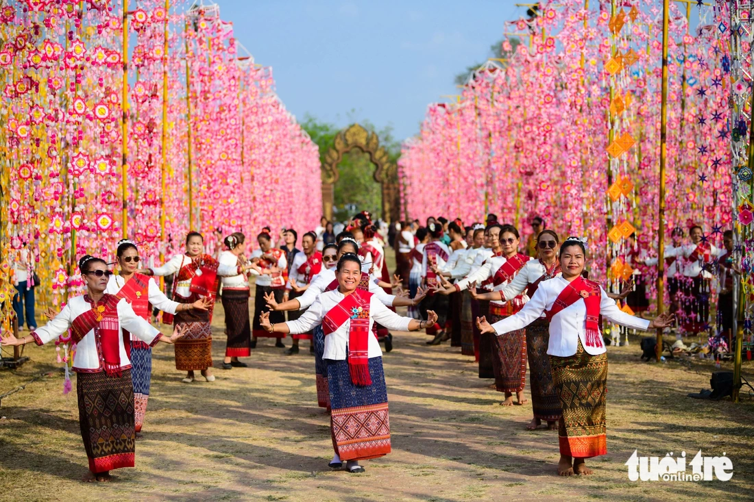 'Biển thung' ở lễ hội Makha Mucha - Thung Isan đông bắc Thái Lan - Ảnh 16.