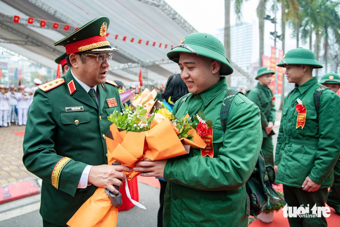 4.400 tân binh Hà Nội lên đường nhập ngũ, có người du học trở về - Ảnh 13.