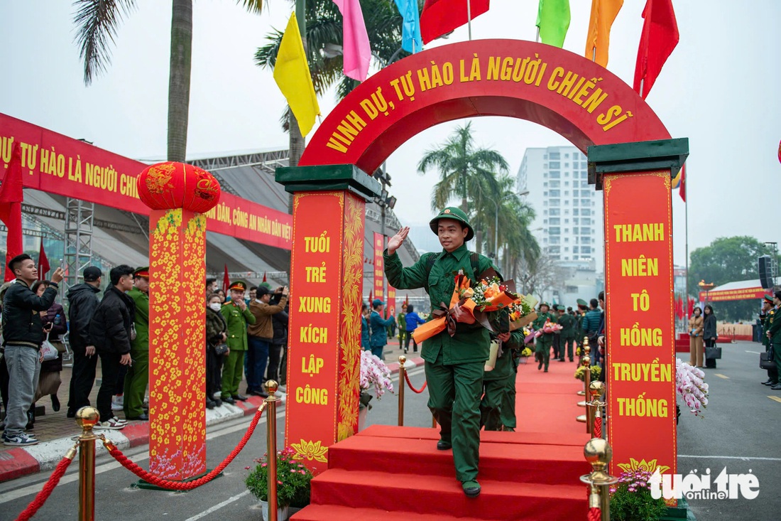 4.400 tân binh Hà Nội lên đường nhập ngũ， có người du học trở về - Ảnh 14.