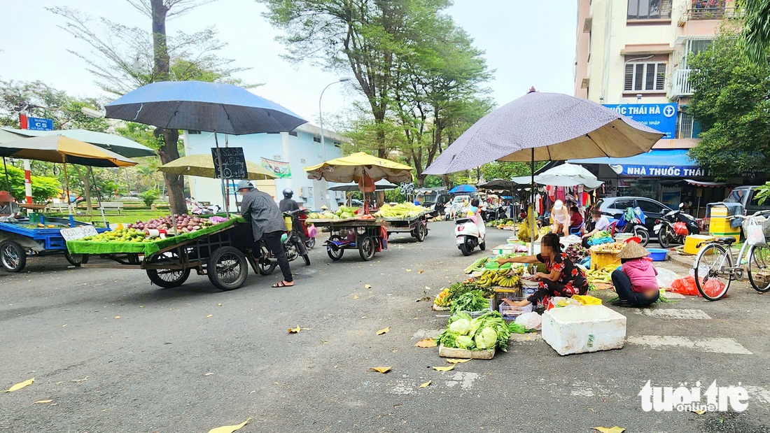 Bày bán hàng hóa, đậu xe ngay trên vạch kẻ đường dành cho người đi bộ - Ảnh 3.