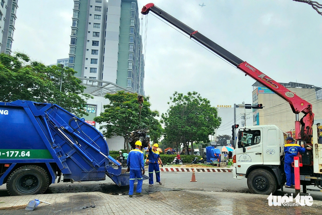 Công nhân hơn 5 giờ lội kênh ở quận Tân Phú vớt hơn 6 tấn rác - Ảnh 8.