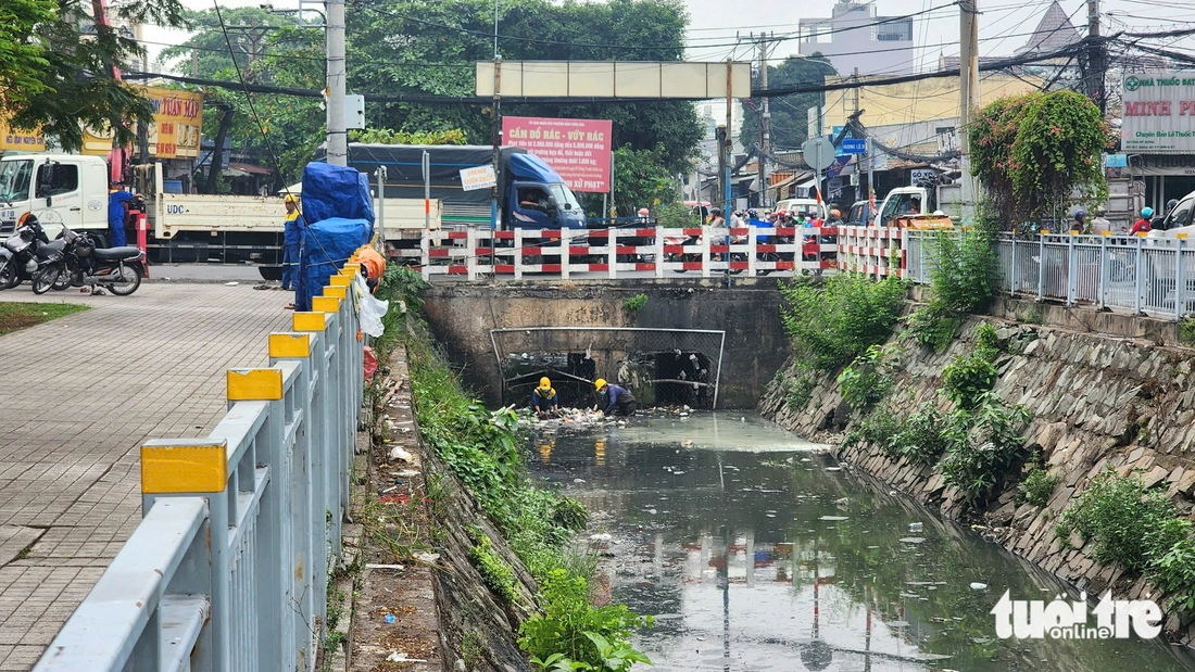 Công nhân nhiều giờ lội kênh 19-5 ở quận Tân Phú vớt hơn 6 tấn rác - Ảnh 12.