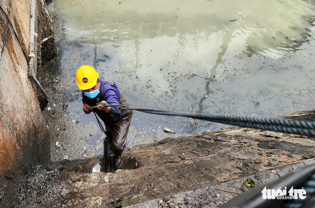 Công nhân nhiều giờ lội kênh 19-5 ở quận Tân Phú vớt hơn 6 tấn rác - Ảnh 13.