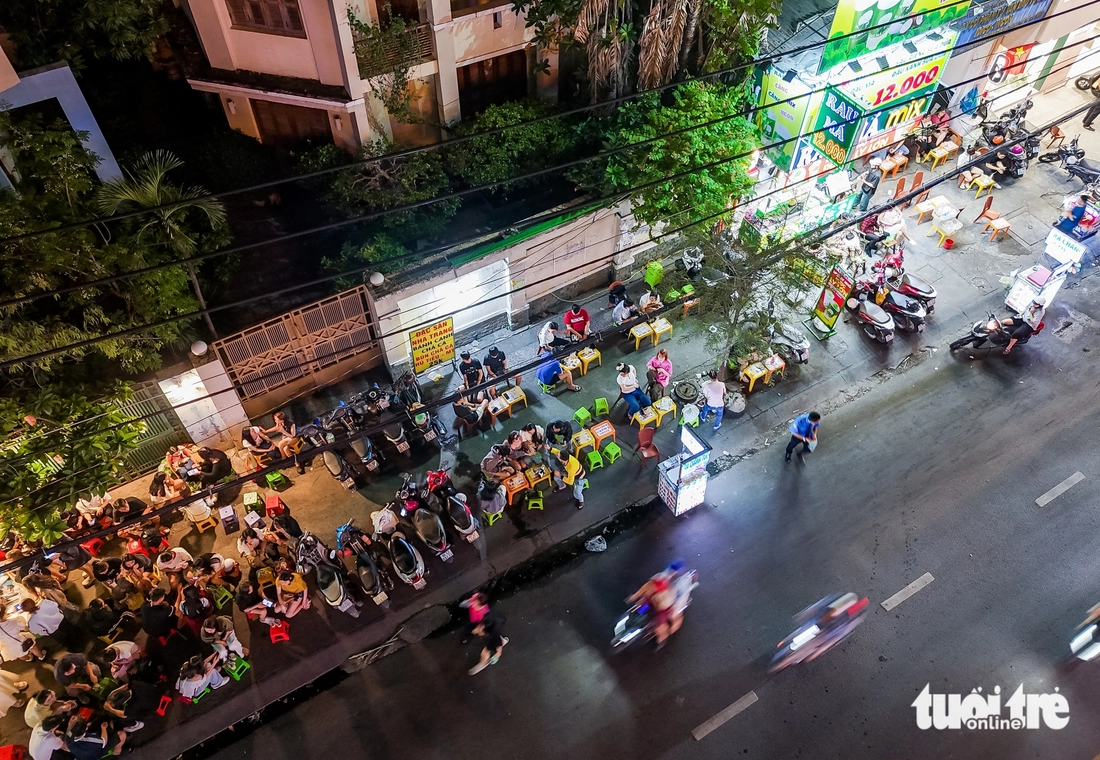 Ngao ngán hình ảnh xe máy, hàng quán “bao trọn” vỉa hè TP.HCM - Ảnh 3.