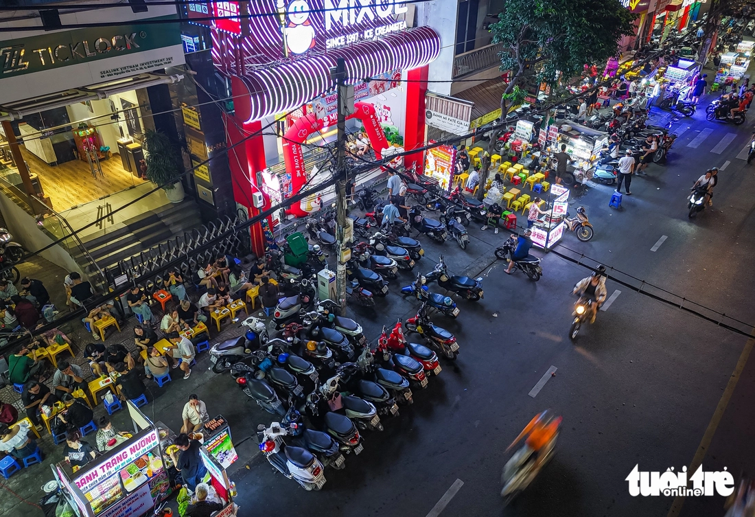 Ngao ngán hình ảnh xe máy, hàng quán “bao trọn” vỉa hè TP.HCM - Ảnh 5.