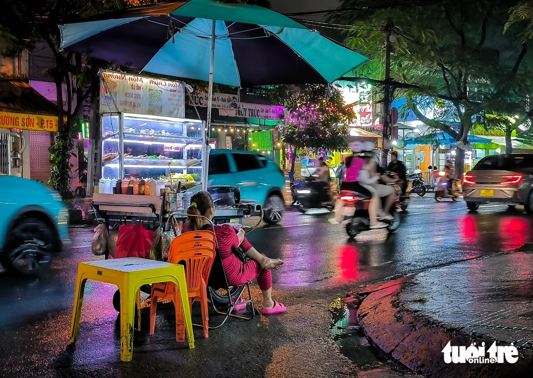 Ngao ngán hình ảnh xe máy, hàng quán “bao trọn” vỉa hè TP.HCM - Ảnh 14.