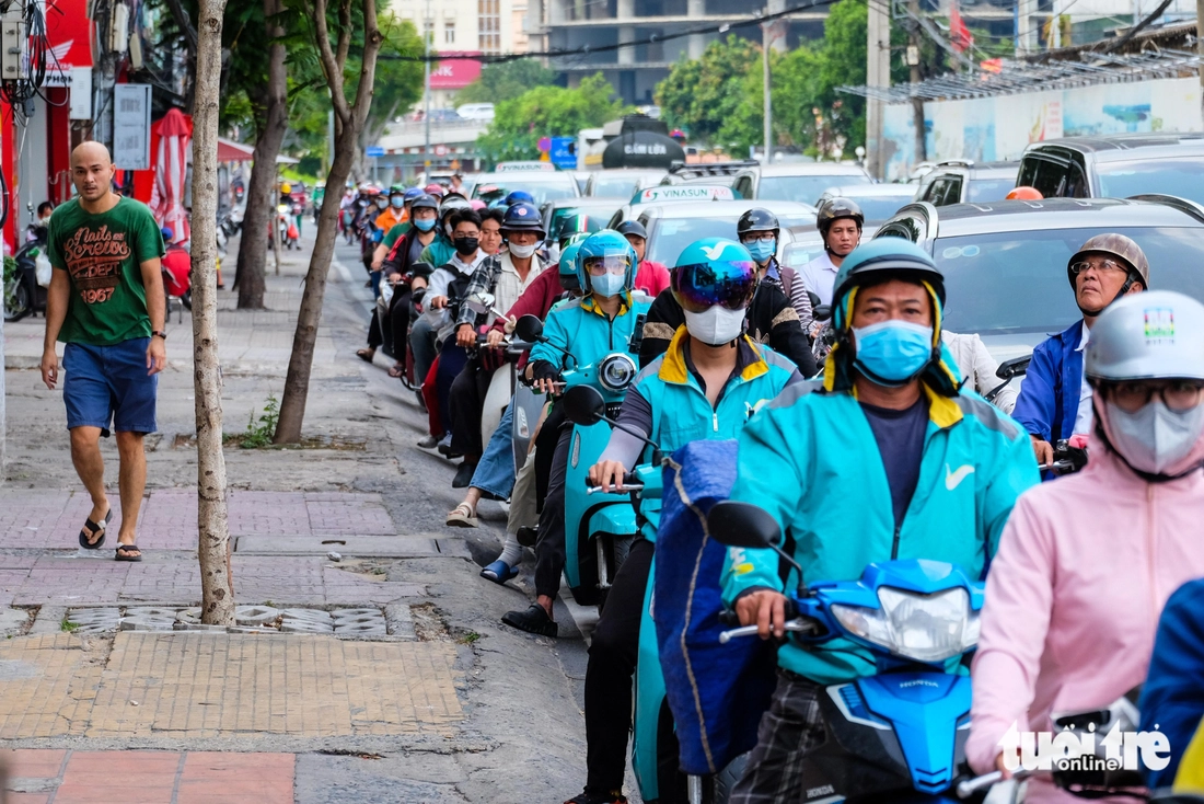 Giảm xe máy leo lề, người dân thong thả đi bộ trên vỉa hè - Ảnh 1.