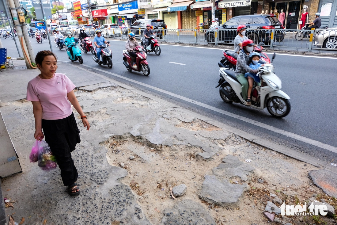 Giảm xe máy leo lề, người dân thong thả đi bộ trên vỉa hè - Ảnh 2.