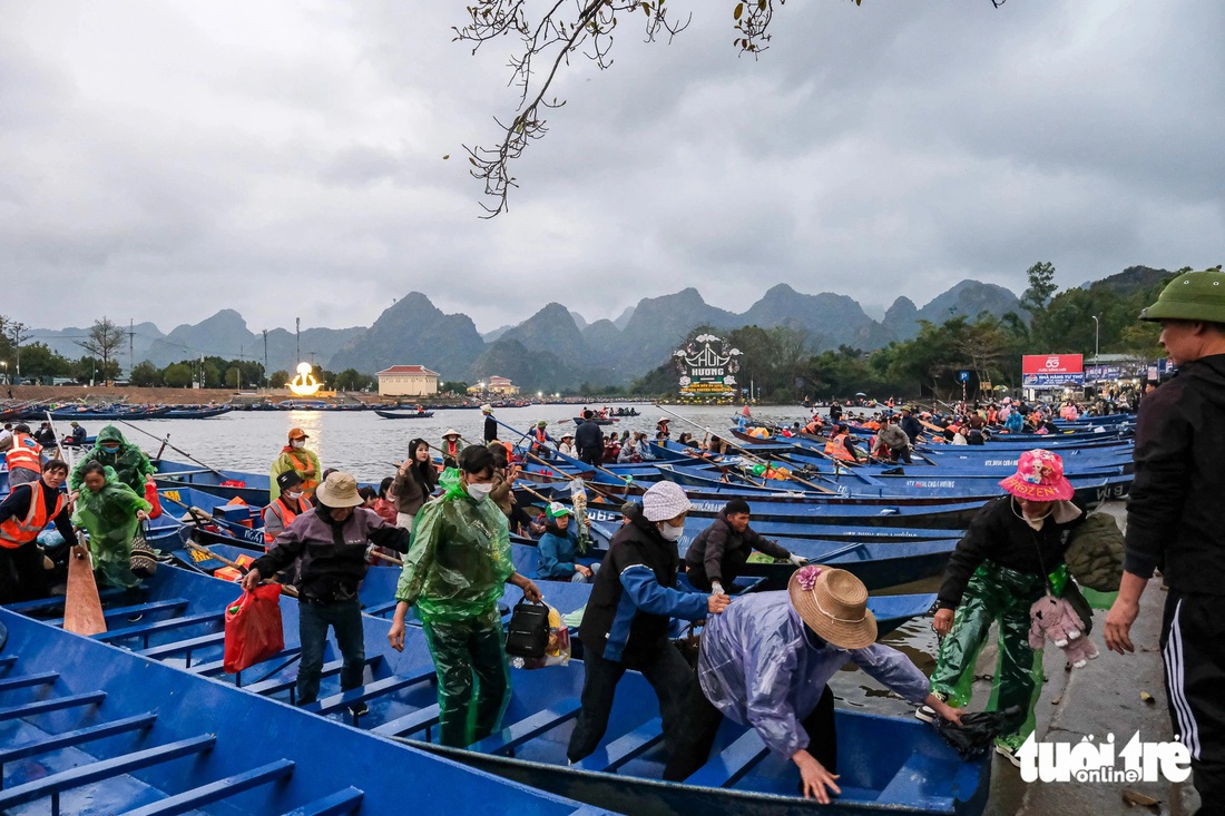 Chùa Hương tấp nập nam thanh nữ tú trẩy hội, lái đò có cả mã QR tương tác - Ảnh 1.