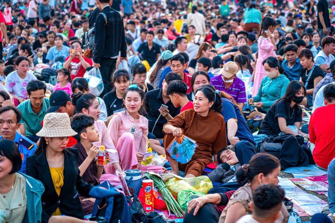 Hàng ngàn người đổ về núi Bà Đen du xuân: Trải bạt nghỉ đêm, chờ lên núi cầu phúc - Ảnh 9.