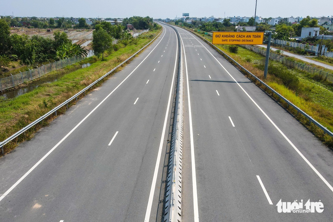 Ngắm 18,8km cao tốc Bến Lức - Long Thành nối Long An với cảng Hiệp Phước, thông xe dịp 30-4 - Ảnh 1.