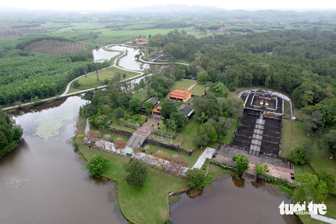 Nơi an nghỉ yên bình của vị vua đầu tiên triều Nguyễn giữa lòng cố đô Huế - Ảnh 1.