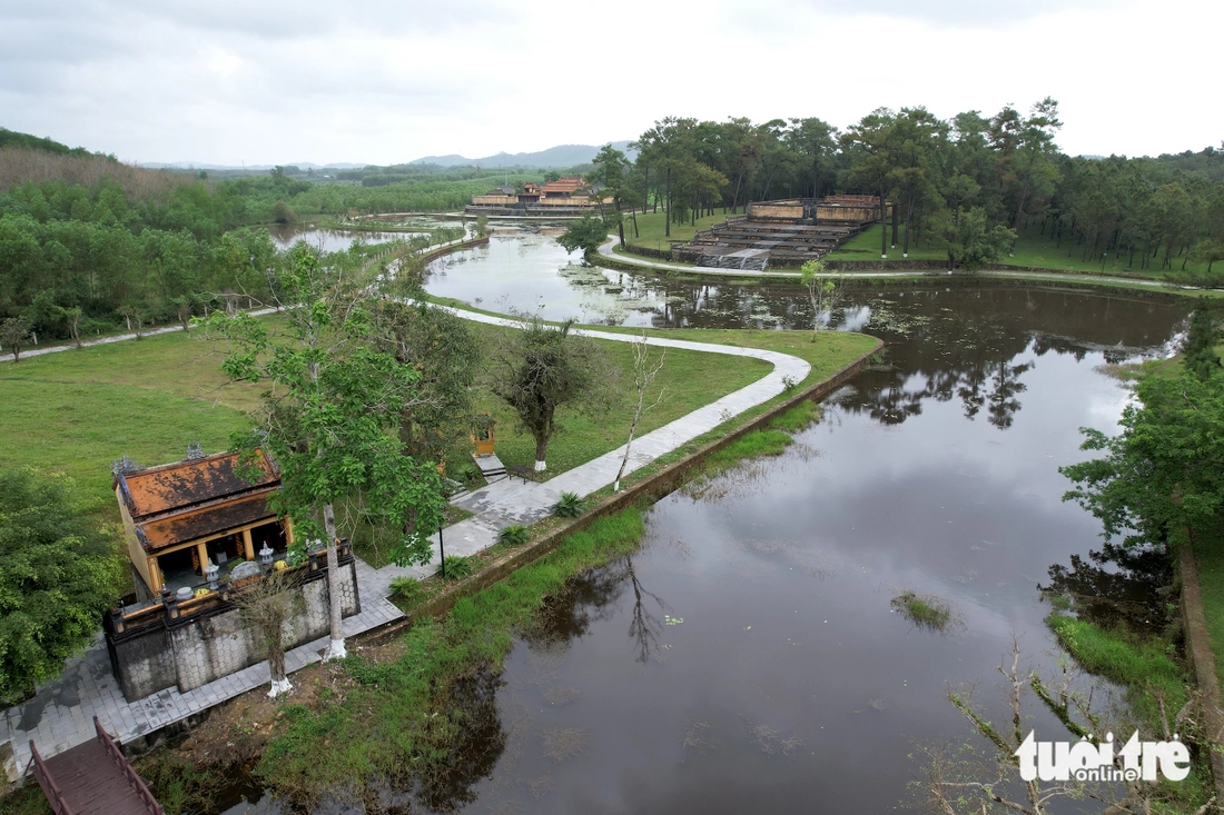 Nơi an nghỉ yên bình của vị vua đầu tiên triều Nguyễn giữa lòng cố đô Huế - Ảnh 9.