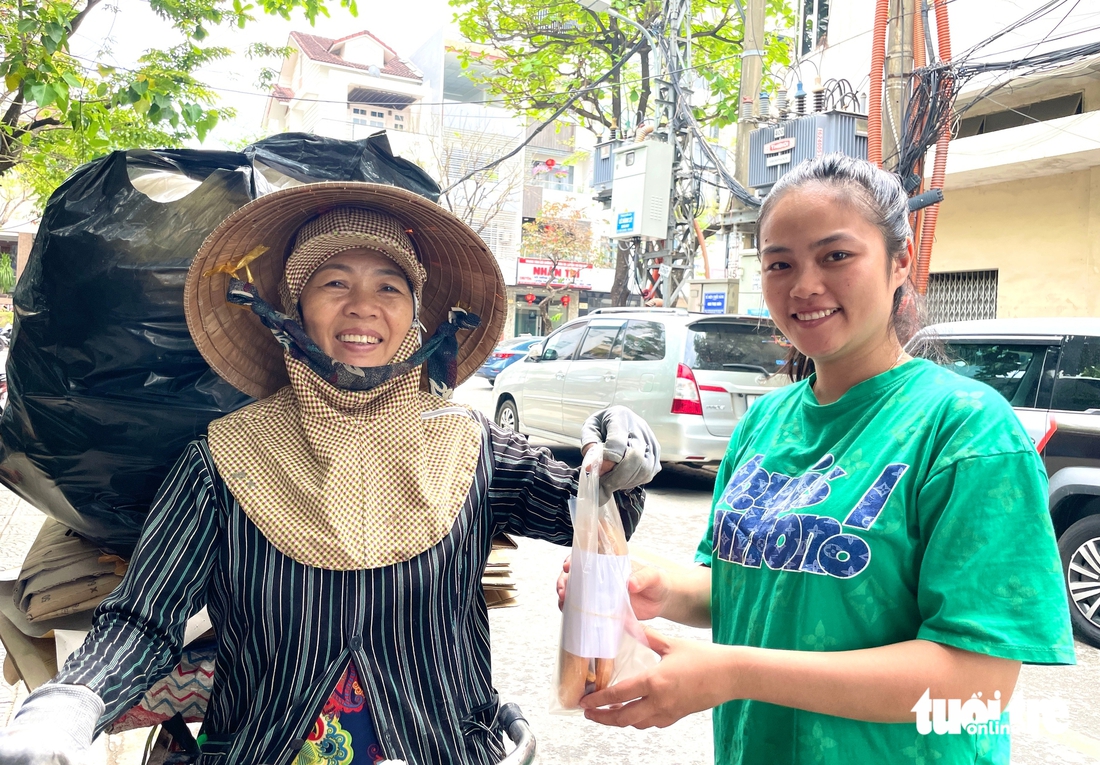 Bánh mì ‘treo’ ở Đà Nẵng nghe ngồ ngộ mà xúc động khi biết lý do - Ảnh 1.