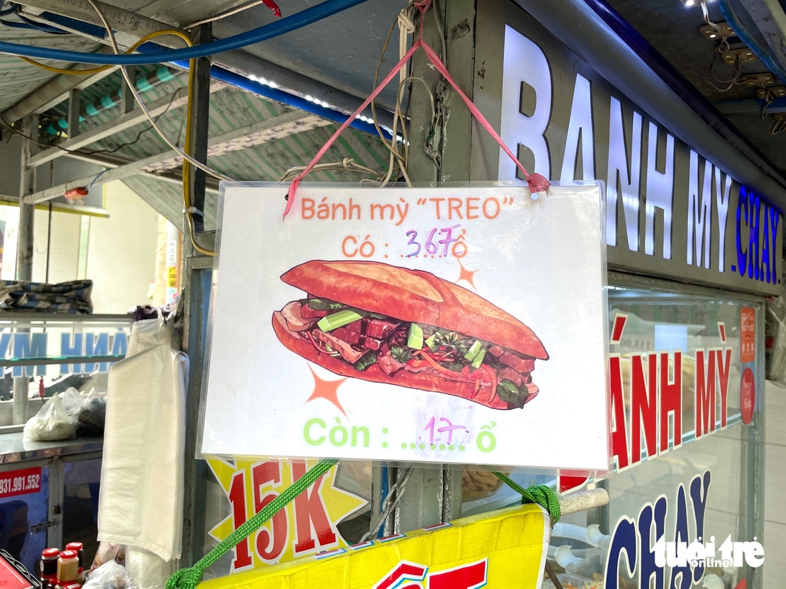 Bánh mì ‘treo’ ở Đà Nẵng nghe ngồ ngộ mà xúc động khi biết lý do - Ảnh 3.