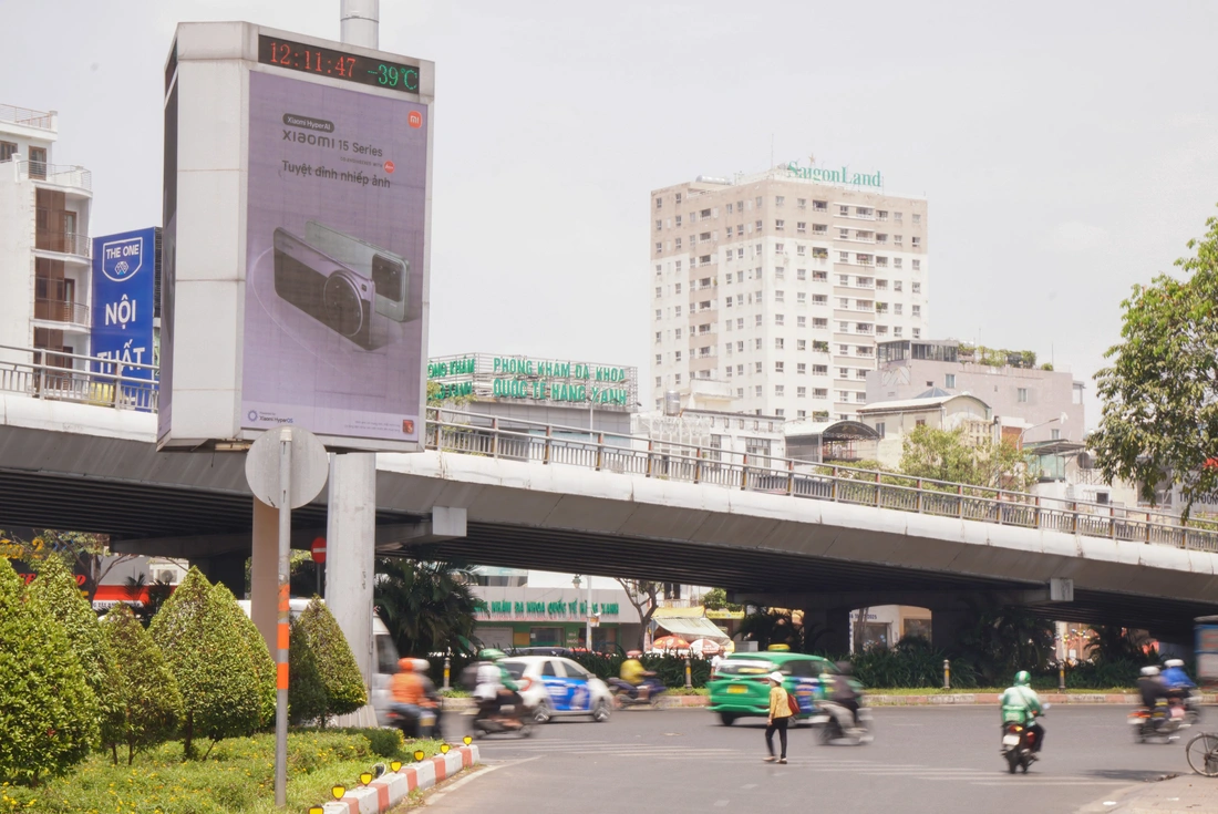 TP.HCM nắng nóng ‘đổ lửa’, người dân tìm đến tán cây, tài xế công nghệ dùng thuốc chống say nắng - Ảnh 3.