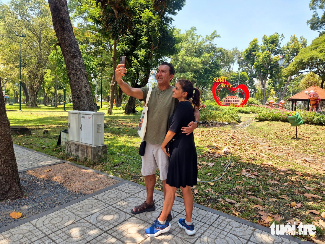 TP.HCM nắng nóng ‘đổ lửa’, người dân tìm đến tán cây, tài xế công nghệ dùng thuốc chống say nắng - Ảnh 2.